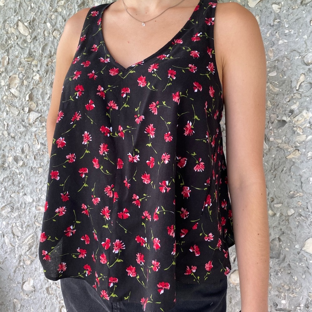Flower Open Back Tank Top - Picture 2 of 5